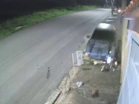 VÍDEO: Jovens colidem veículo em muro de residência e fogem do local