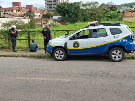 Denúncia anônima leva GCM a recuperar objetos suspeitos em terreno baldio